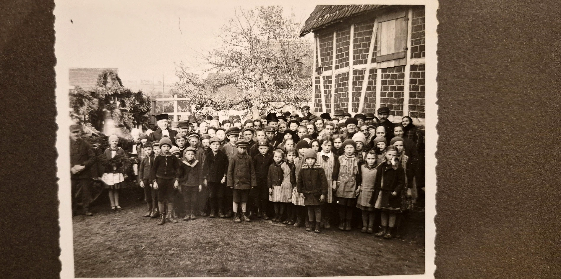 Kinder und Erwachsene auf einer historischen Gruppenaufnahme der Glockenweihe 1931 · Privatalbum
