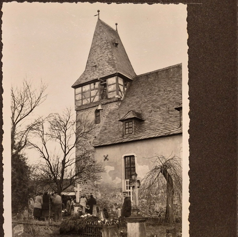 Außenansicht der Abberöder Kirche aus dem Umfeld der Glockenweihe 1931 · Privatalbum