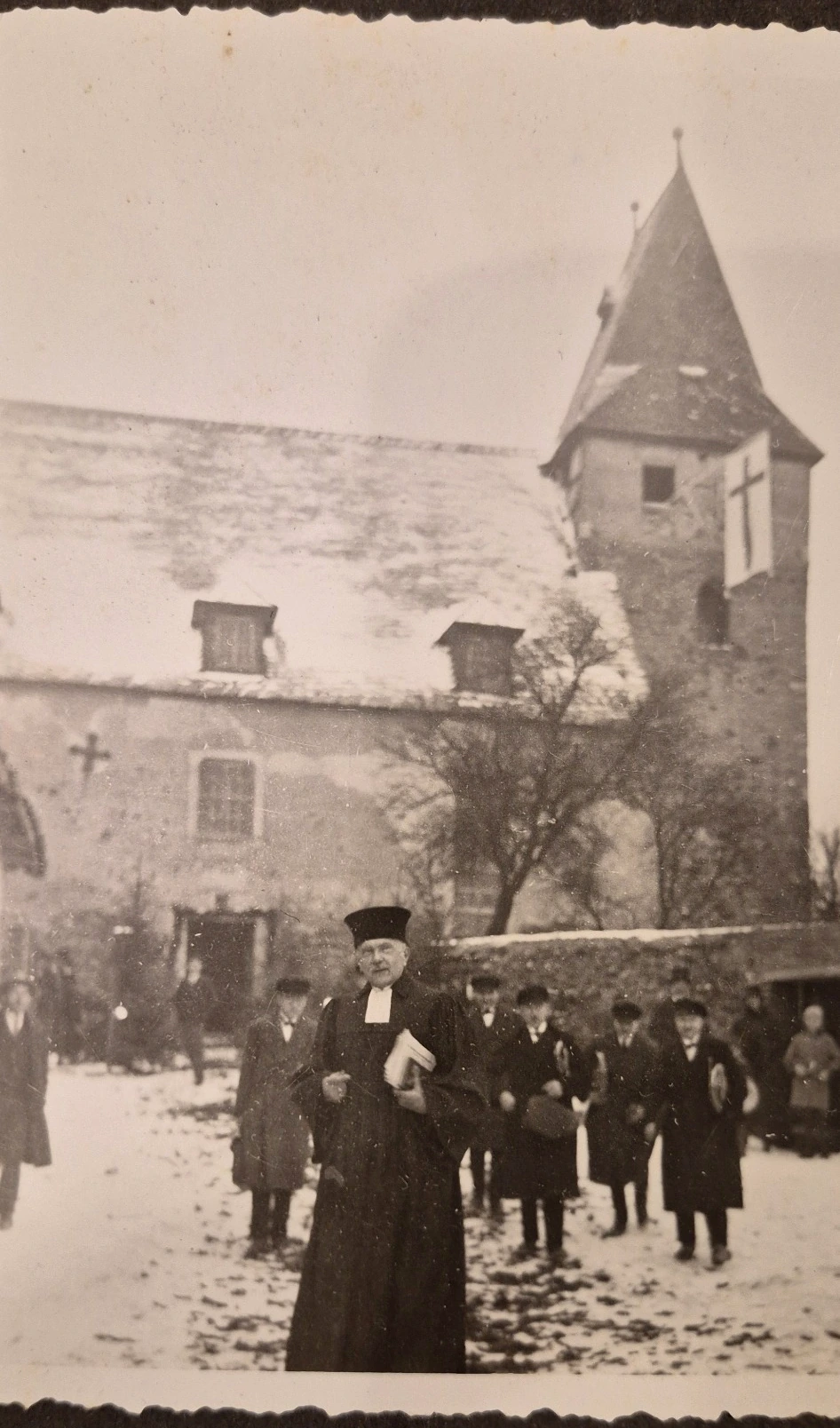 Geistlicher vor der Abberöder Kirche während der Glockenweihezeit · Privatalbum