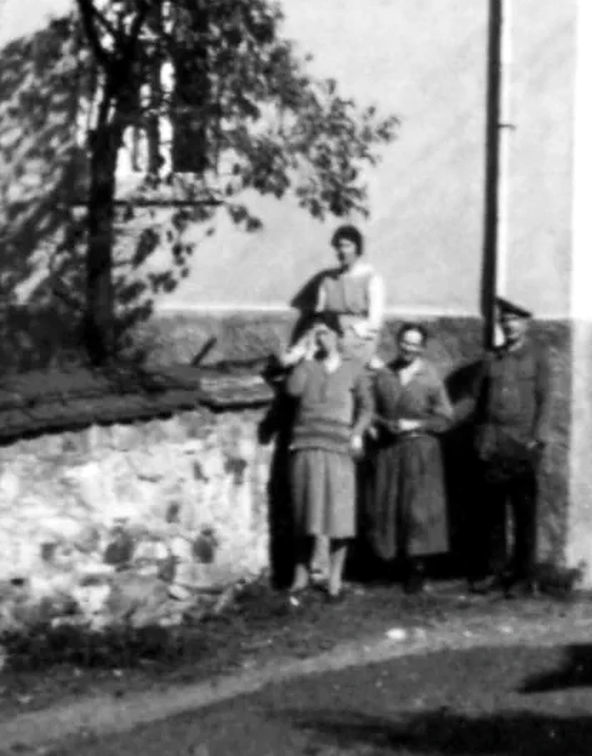 Personen vor dem historischen Abberöder Pfarrhaus – vergrößerter Ausschnitt · Privatsammlung